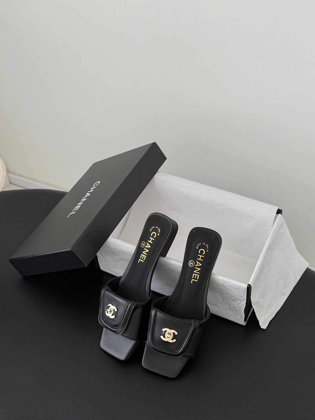 CC 26C Slippers Flat Black Sheepskin 717807