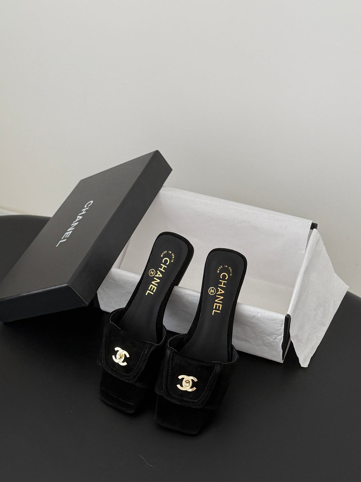 CC 26C Slippers Flat Black Suede 717806
