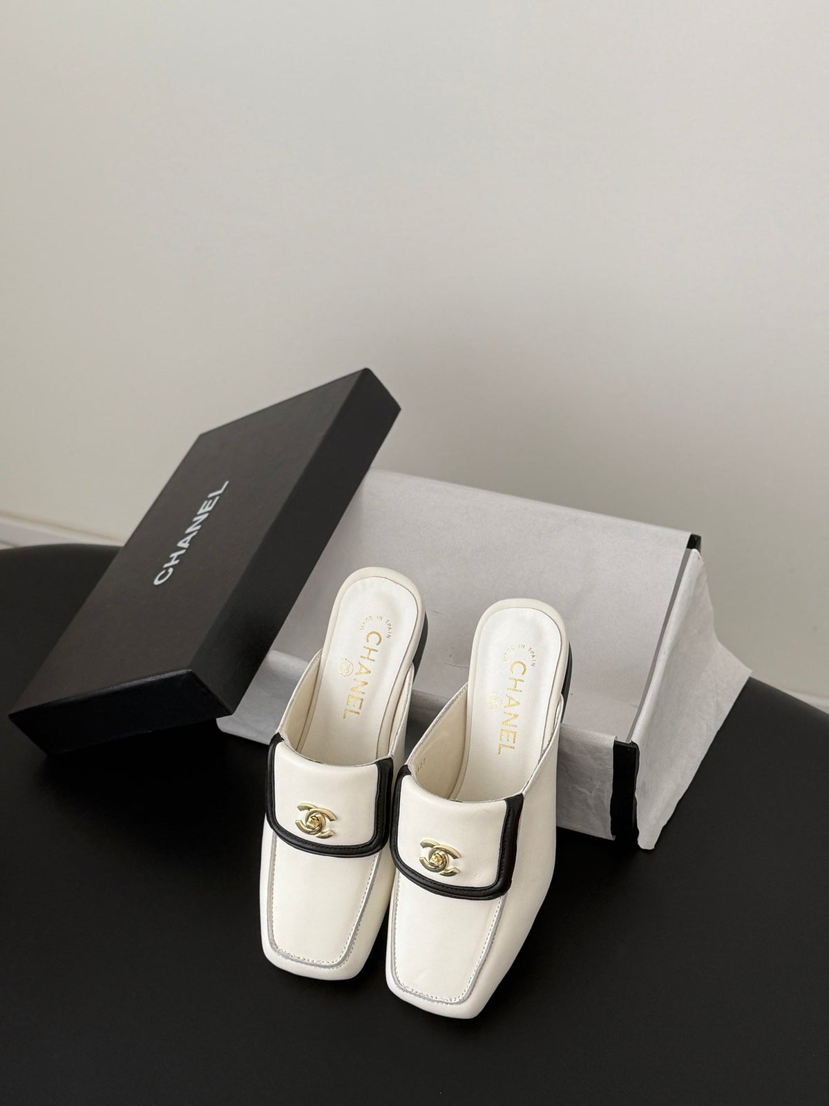 CC Half-Slippers Flat Black White Calfskin 717817