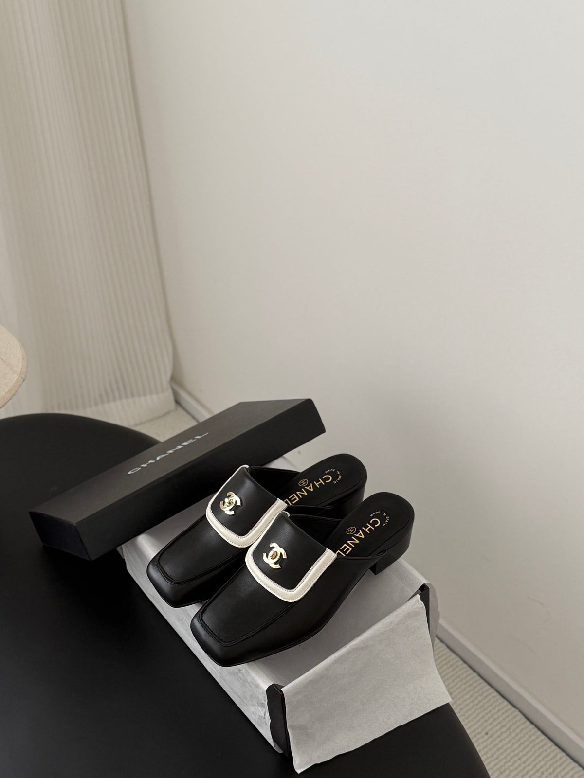 CC Half-Slippers Flat Black White Calfskin 717818