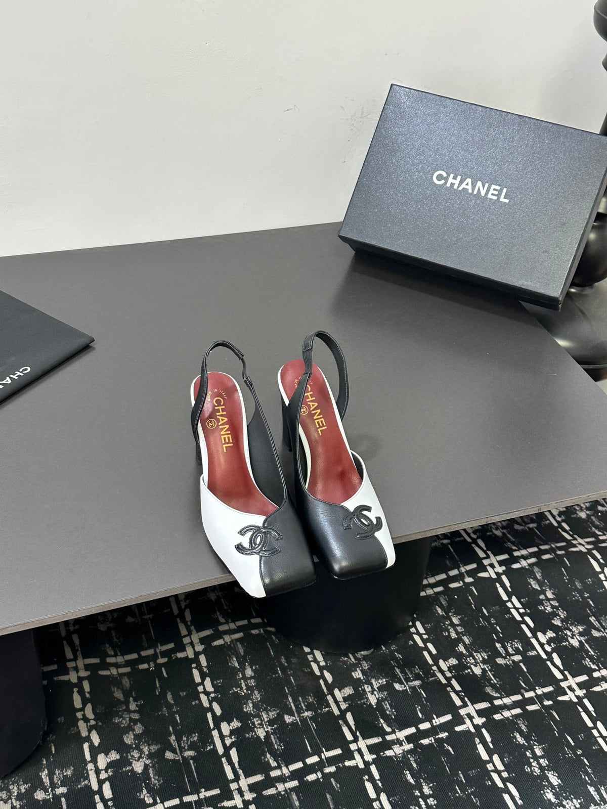 CC 26ss Slingback 6.5cm White Black Cowhide 668139