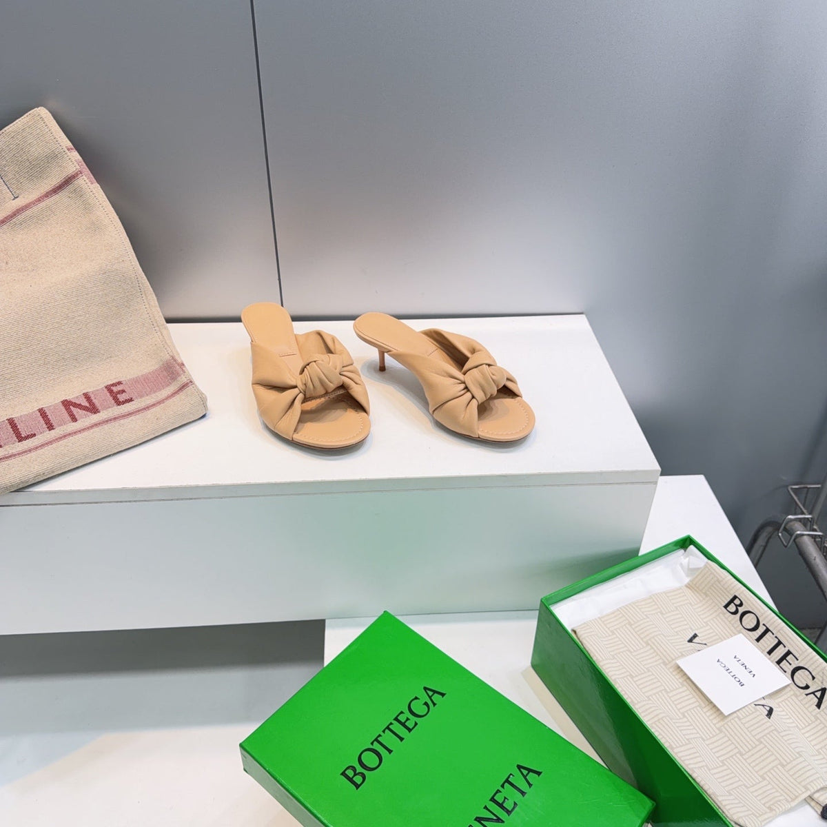 BV Cherry Mules 5.5cm Beige Sheepskin 842927