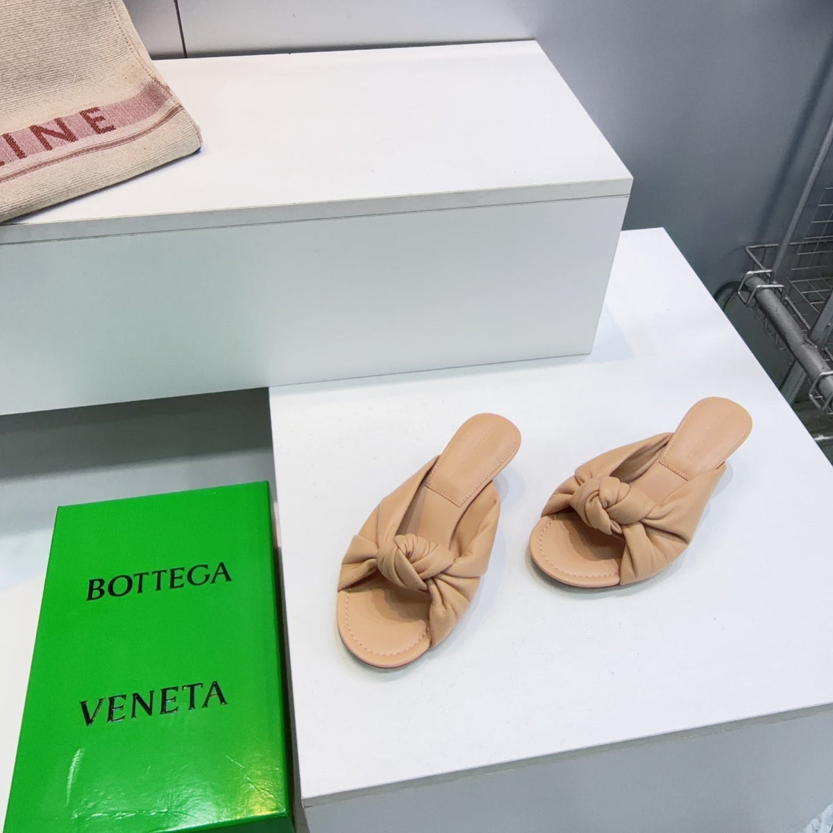 BV Cherry Mules 5.5cm Beige Sheepskin 842927