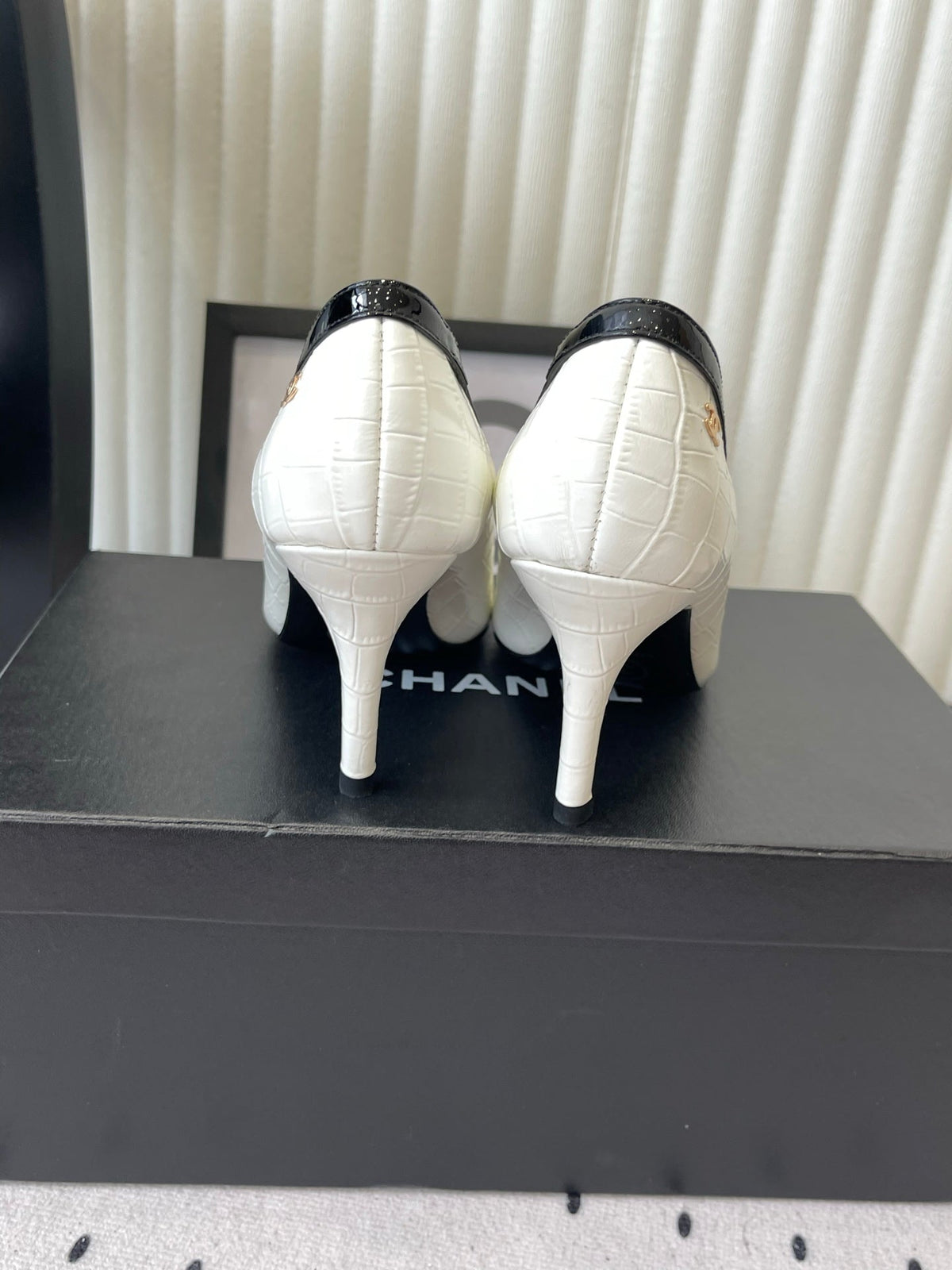 CC 26s Matthieu Blazy Pump 9.5cm White Embossed Leather 807480