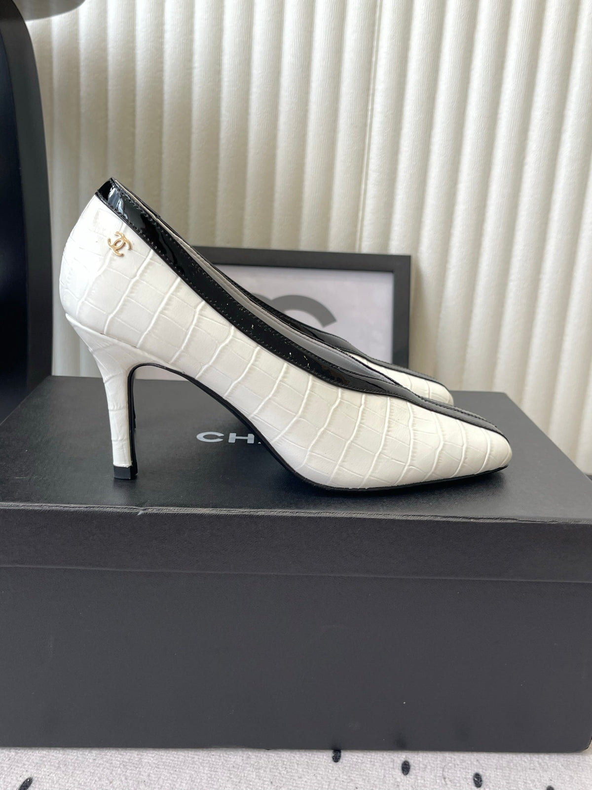 CC 26s Matthieu Blazy Pump 9.5cm White Embossed Leather 807480