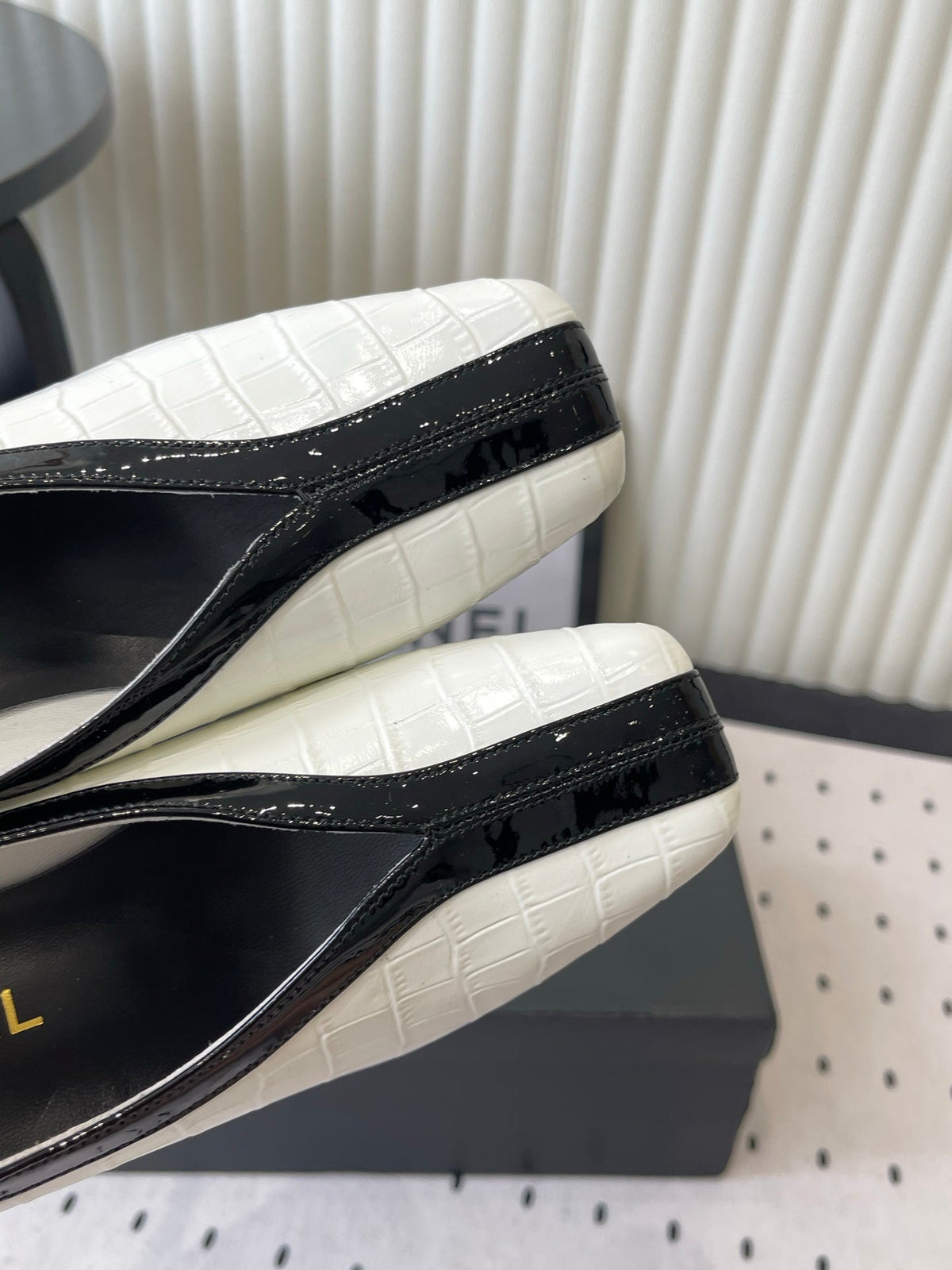 CC 26s Matthieu Blazy Pump 9.5cm White Embossed Leather 807480