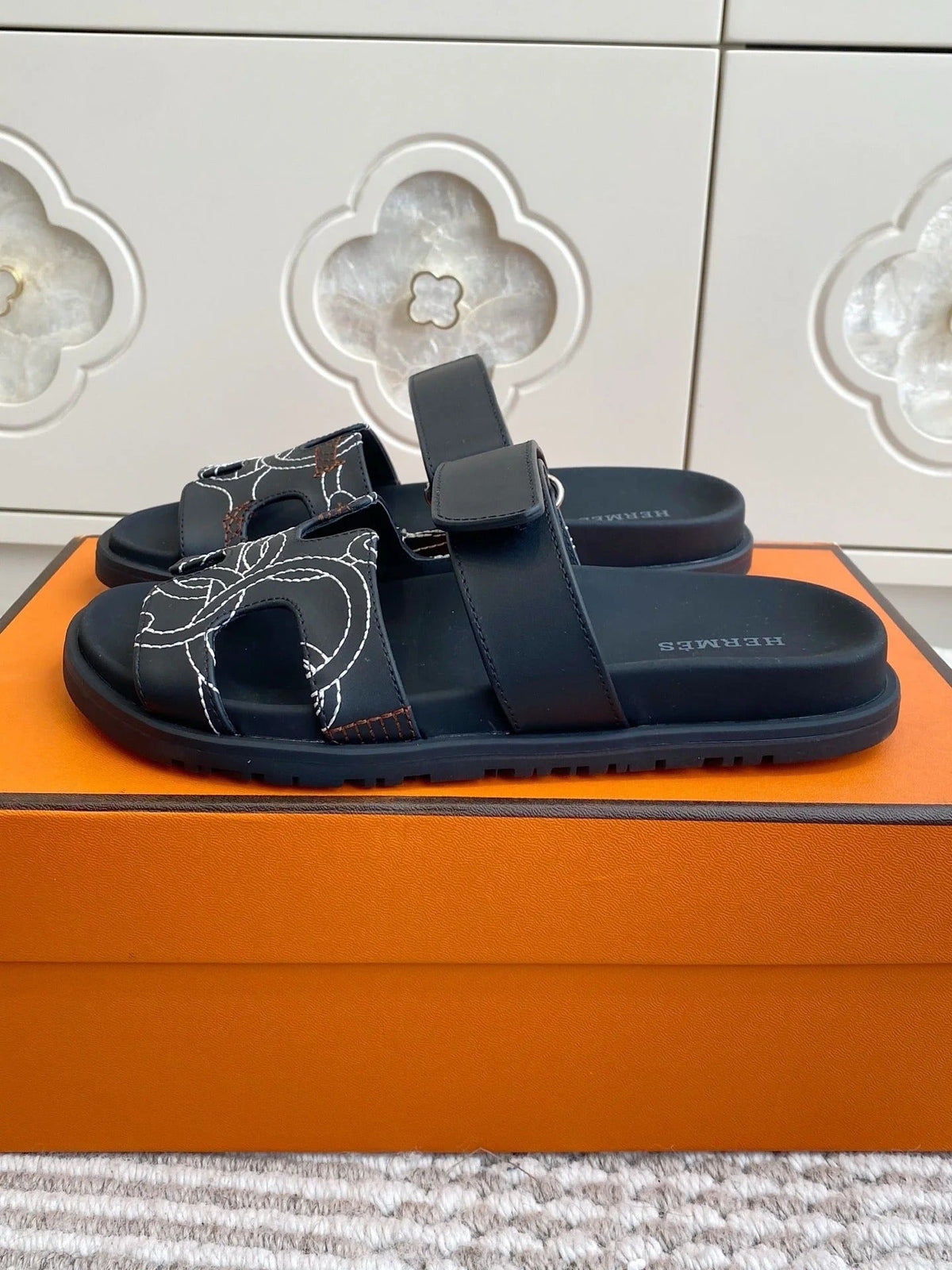 HM 2026 Velcro Slippers Black Sheepskin 667460